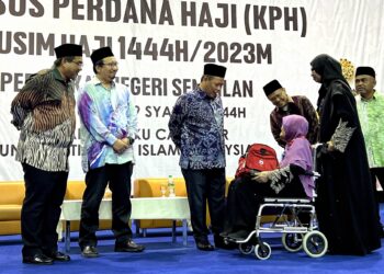 AMINUDDIN Harun (tengah) menyerahkan beg kepada sebahagian bakal jemaah haji pada Majlis Perasmian Penutup Kursus Perdana Haji Negeri Sembilan 1444H/2023M di Dewan Tuanku Canselor, USIM di Nilai, Seremban ini.-UTUSAN/ZAKKINA WATI AHMAD TARMIZI.