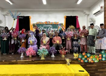 GURU-guru SK Senaling, Kuala Pilah diraikan dengan menerima hadiah bunga pahar dalam sambutan hari guru sekolah tersebut hari ini.- UTUSAN/ZAKKINA WATI AHMAD TARMIZI.