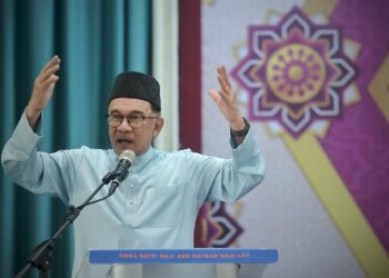 ANWAR Ibrahim sewaktu berucap ketika lawatan beliau ke SMKA Dato' Haji Abu Hassan Haji Sail di Pedas, Rembau hari ini.-UTUSAN/MOHD. SHAHJEHAN MAAMIN.