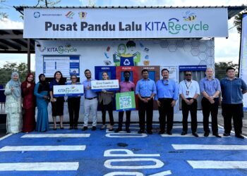 SITI Yusnita Mohamad (kiri) bersama Mohd. Norlisam (lima dari kanan) dan Chencho G. Dorjee (lima Dari kiri) bergambar bersama delegasi daripada United Nation Development Fund yang melawat Pusat Pandu Lalu KITARecycle di Majlis Bandaraya Seremban (MBS) Forest Heights, Seremban hari ini. UTUSAN/ZAKKINA WATI AHMAD TARMIZI.