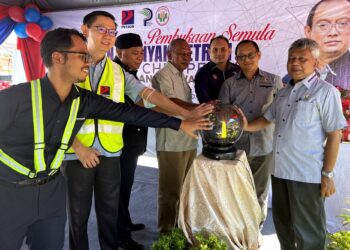 NIK Mohd. Shaharil Nik Md Hashim (dua dari kanan) merasmikan Pelancaran Pembukaan Semula Stesen Minyak Petron Taman Sri Chempedak, Kuala Klawang, Jelebu hari ini.-UTUSAN/ZAKKINA WATI AHMAD TARMIZI