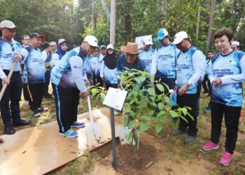 AMINUDDIN Harun (lima dari kanan) menanam pokok Medang Sarsi sempena Program Sambutan Hari Hutan Antarabangsa Tahun 2023 Peringkat Negeri Sembilan di PD Forest @ Sungai Menyala di Port Dickson hari ini.-UTUSAN/MOHD. SHAHJEHAN MAAMIN.