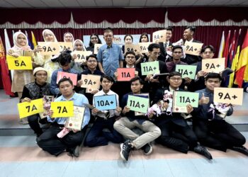 DR. Roslan Hussin (tengah) bergambar bersama pelajar cemerlang SPM 2022 Negeri Sembilan selepas sidang akhbar keputusan SPM 2022 Peringkat Negeri Sembilan yang diadakan di SMK Tuanku Muhammad, Kuala Pilah hari ini.-UTUSAN/ZAKKINA WATI AHMAD TARMIZI.