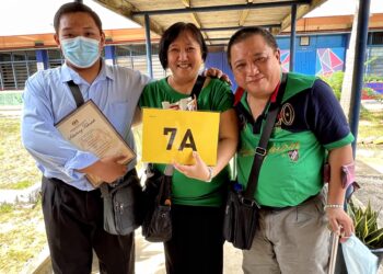 KHOR Wei Qian (kiri) bersama ibu dan bapanya selepas mendapat keputusan cemerlang 7A dalam SPM 2022 ketika ditemui di Kuala Pilah hari ini.-UTUSAN/ZAKKINA WATI AHMAD TARMIZI.