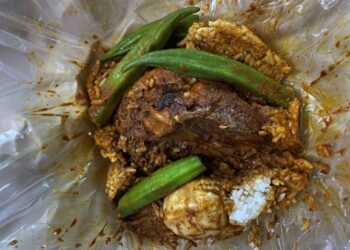 Rasa nasi kandar dikatakan lebih lazat jika digaulkan sekali dengan pelbagai jenis kuah.
– Utusan/Fauzi Baharudin