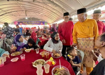 MAHDZIR Khalid bersama Mahfuz Omar beramah mesra dengan orang ramai yang hadir pada Jamuan Hari Raya Aidilfitri Badan Perhubungan UMNO Kedah di Naka, Padang Terap.