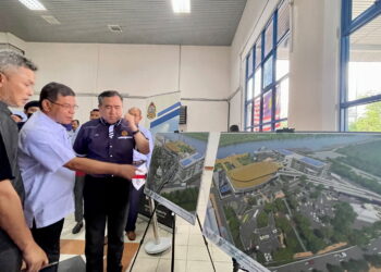 ANTHONY Loke (kanan) bersama Menteri Dalam Negeri, Datuk Seri Saifuddin Nasution Ismail (dua kanan) melihat lakaran projek naik taraf Terminal dan Jeti Penumpang, Kargo dan RORO Kuala Kedah di Alor Setar. -UTUSAN/JAMLIAH ABDULLAH