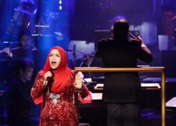 PENANTIAN 36 tahun Aishah untuk beraksi dalam konsert diiringi orkestra menjadi kenyataan 
di DFP, Sabtu lalu.