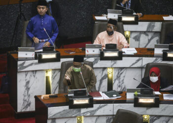 MOHD. Imran Tamrin (kiri), Zakaria Hanafi (dua kanan) dan Mohd. Shamsudin Lias hadir ke sidang Dewan Undangan Negeri dengan memakai baju Melayu.