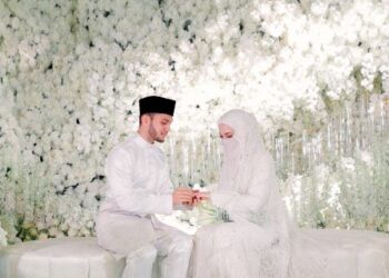 Haris Ismail menyarungkan cincin ke jari Neelofa dalam majlis akad nikah di sebuah hotel di Kuala Lumpur, semalam.