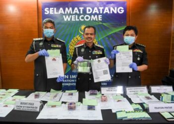 MOHAMAD Fauzi Md. Isa (tengah) pada sidang akhbar berhubung sindiket dokumen dan cap palsu di Bilik Mesyuarat Transformasi, Jabatan Imigresen Putrajaya, Putrajaya petang tadi. - FOTO/FAISOL MUSTAFA