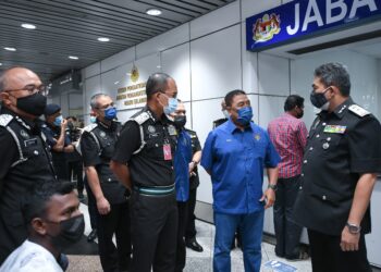 ISMAIL Mohamed Said bersama Khairul Dzaimee Daud meninjau lokasi Pelancaran Kaunter Program Rekalibrasi PATI di KLIA, Sepang, Selangor. - UTUSAN/FAIZ ALIF AHMAD ZUBIR