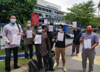 Mior Azlan Mior Kamarulbaid (kanan) bersama beberapa NGO selepas membuat laporan polis di IPD Ampang, semalam.