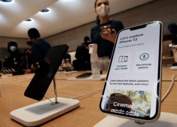 IPHONE 13 dilaporkan mendapat sambutan yang baik daripada penggemar produk Apple di seluruh dunia. – AFP