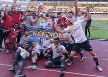 PEMAIN pasukan DJR FC A meraikan kejayaan muncul juara Piala FA PBI Stadium Perak, Ipoh semalam. - UTUSAN/AZIZAN HASHIM