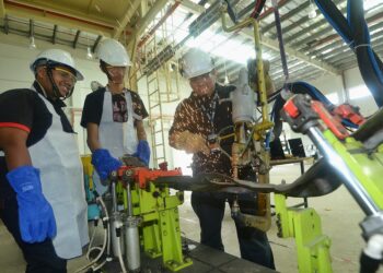 HANYA pelajar yang sudah melengkapkan dua dos vaksin dibenarkan pulang menyambung pengajian di kampus. - Gambar hiasan