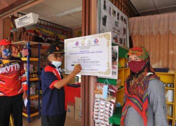 ISMAIL Abd. Muttalib (tengah) merasmikan kedai IKS Majlis Daerah Maran di Maran, Pahang hari ini.