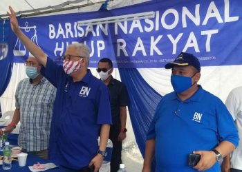 ISMAIL Sabri Yaakob (tengah) bersama calon BN, Mohd. Zaidi Aziz (kanan) pada program bersama pengundi di Felda Besout 2 di Slim, Perak hari ini.