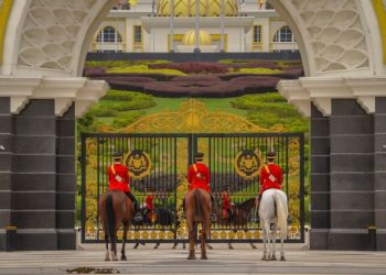 Skuadron Istiadat Berkuda berkawal di hadapan Istana Negara sebelum pertemuan antara Yang di-Pertuan Agong dan Raja-Raja Melayu, baru-baru ini. – UTUSAN/FARIZ RUSADIO