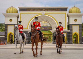 Anggota-anggota Skuadron Istiadat Berkuda berkawal di hadapan Istana Negara sebelum pertemuan antara Yang di-Pertuan Agong bersama Raja-Raja Melayu, kelmarin. – UTUSAN/FARIZ RUSADIO