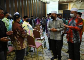 IDRIS Ahmad (dua dari kanan) beramah mesra dengan peserta Konvensyen Pendidikan Islam Terengganu 2021 di Taman Tamadun Islam (TTI) di Kuala Terengganu, hari ini. - FOTO/PUQTRA HAIRRY ROSLI