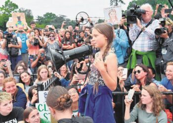 GRETA Thunberg berucap ketika protes iklim berhampiran White House, Washington, AS pada 2019. – AFP