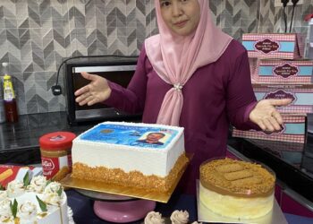 Zuriani Mohd. Zin bersama kek yang dihasilkannya mengikut kehendak dan cita rasa pelanggan.