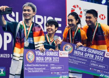 CHEN Tang Jie-Peck Yen Wei (kiri) berswafoto dengan beregu Singapura, Terry Hee-Tan Wei Han selepas majlis penyampaian hadiah badminton Terbuka India di New Delhi hari ini. - IHSAN INDIA BA