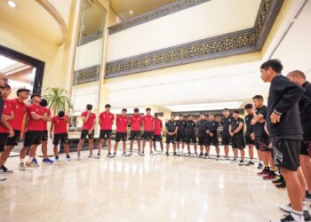 PEMAIN dan pegawai skuad bawah 20 tahun Indonesia tidak mampu menahan sebak sebaik sahaja diberitahu tentang keputusan FIFA membatalkan Indonesia sebagai tuan rumah Piala Dunia B-20 2023 kelmarin. - AFP