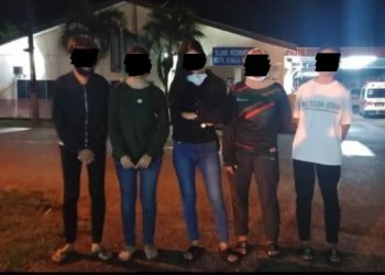 LIMA remaja perempuan yang ditahan selepas dikesan cuba memecah masuk sebuah stesen minyak di Rantau Panjang,Tikam Batu, Sungai Petani semalam.