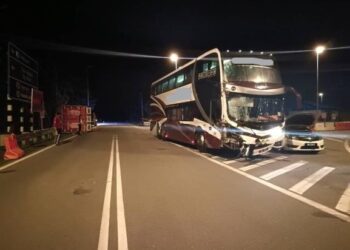 LORI susu kultur (kiri) terbalik di bahu jalan akibat dirempuh bas ekspres dua tingkat di KM 90 Jalan Lipis-Merapoh-Gua Musang di Lipis, Pahang.