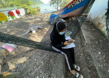 NUR Alea Soffiyah Ahmad Hanif belajar di hujung tanjung di Pulau Aman, Butterworth, Pulau Pinang untuk mendapatkan liputan internet. – UTUSAN/SITI NUR MAS ERAH AMRAN