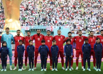 PEMAIN Iran enggan menyanyikan lagu kebangsaan mereka sebelum sepak mula perlawanan Kumpulan B menentang England kelmarin. – AFP