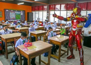 MURID SK Dato’ Wan Kemara, Changlun, Kedah teruja bertemu  Ironman pada hari pertama mereka berada dalam bilik darjah, semalam. – UTUSAN/SHAHIR NOORDIN