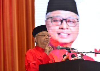 ISMAIL Sabri Yaakob berucap pada Mesyuarat UMNO Bahagian Bera di Dewan Konvensyen Majlis Daerah Bera,  Pahang. - UTUSAN/SHAIKH AHMAD RAZIF