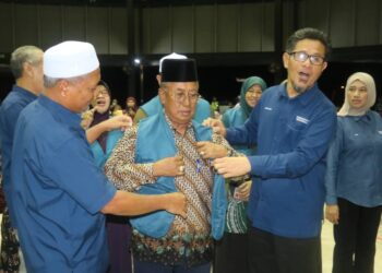 ISMAIL Abdul Muttalib (tengah) dipakaikan baju rasmi Perikatan Nasional (PN) di Dewan Arena Tengku Muda Pahang di Maran, Pahang. - SALEHUDIN MAT RASAD