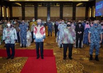 ISMAIL Sabri Yaakob (depan, dua dari kiri) dan Timbalan Menteri Pertahanan, Datuk Seri Ikmal Hisham Abdul Aziz (depan, tiga dari kiri) bersama para penerima Anugerah Perkhidmatan Cemerlang dan Pingat Perkhidmatan & Pekerti Terbilang Kementerian Pertahanan Tahun 2021 di sebuah hotel terkemuka di Kuala Lumpur hari ini. Turut hadir, Panglima Angkatan Tentera, Jeneral Tan Sri Affendi Buang (depan, kanan). - FOTO/FARIZ RUSADIO