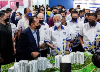 Ismail Sabri Yaakob melihat pameran sempena perasmian HOPE dan Karnival Jom Beli Rumah di Pusat Pameran Midvalley, Kuala Lumpur, semalam. Turut hadir Reezal Merican Naina Merican (kanan). – UTUSAN/AMIR KHALID