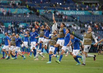 BARISAN pemain Itali meraikan kejayaan melangkah ke peringkat 16 terbaik sebagai juara kumpulan A Euro 2020.- AFP