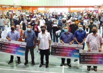 MOHD. Izhar Ahmad (depan, tengah) bersama penerima Geran Orang Lokal 2.0 dalam Majlis Penyerahan Surat Kelulusan Geran Orang Lokal 2.0 di Dewan Kampung Melayu Majidee, Johor Bahru hari ini. - FOTO/BAAZLAN IBRAHIM