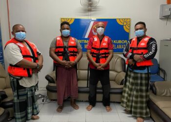 EMPAT daripada lima mangsa bot karam dibawa ke pangkalan Maritim Malaysia Pengkalan Kubor, Tumpat, Kelantan sementara menunggu seorang mangsa diselamatkan malam tadi. - IHSAN MARITIM MALAYSIA KELANTAN