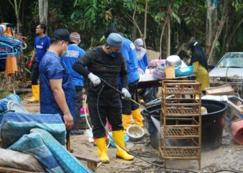 AHMAD Marzuk Shaary bersama petugas agensi agama melaksanakan pembersihan pasca banjir di Mentakab, Pahang. - IHSAN JAKIM