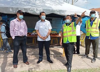 MOHD. Solihan Badri (dua kiri) melawat lokasi kejadian gelongsoran tanah di Jalan Kluang-Kota Tinggi di Taman Seri Impian, Kluang, Johor. - UTUSAN/ MOHAMAD FAHD RAHMAT