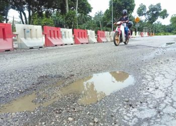 KEADAAN jalan raya yang rosak dan tidak rata di sekitar Persiaran Hamzah Alang, Kapar, Klang, Selangor. membahayakan pengguna bahkan boleh mengundang maut.