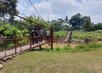 PENDUDUK Kampung Mambang Berulang dan Kampung Sungai Dingin memerlukan jambatan konkrit bagi menggantikan jambatan gantung sedia ada yang berusia lebih 50 tahun.