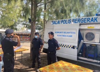 BALAI polis bergerak yang diletakkan di Pantai Klebang, Melaka untuk meningkatkan kekerapan pemantauan di kawasan berkenaan. - UTUSAN/DIYANATUL ATIQAH ZAKARYA