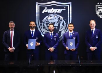 SHAHRUL Mohd. Saad (dua dari kanan) dan Guilherme De Paula (dua dari kiri) diperkenalkan secara rasmi sebagai pemain JDT.  - IHSAN JOHOR SOUTHERN TIGERS