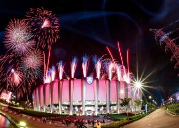 SUASANA di Stadium Sultan Ibrahim ketika JDT 'bermain bunga api' selepas berjaya merangkul trofi Liga Super buat kali kelapan berturut-turut.- IHSAN JOHOR SOUTHERN TIGERS