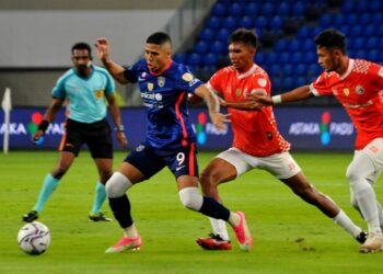 PENYERANG JDT, Bergson Da Silva dikawal ketat dua pertahanan Kelantan FC dalam aksi Piala Malaysia di Stadium Sultan Ibrahim, Iskandar Puteri semalam. - UTUSAN/RAJA JAAFAR ALI