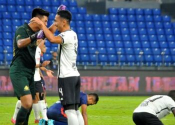 PENJAGA gol, Suhaimi Husin dan pemain tengah Terengganu, Nasir Basharudin meraikan kejayaan mengalahkan JDT 1-0 dalam aksi Liga Super, Sabtu lalu. – UTUSAN/RAJA JAAFAR ALI